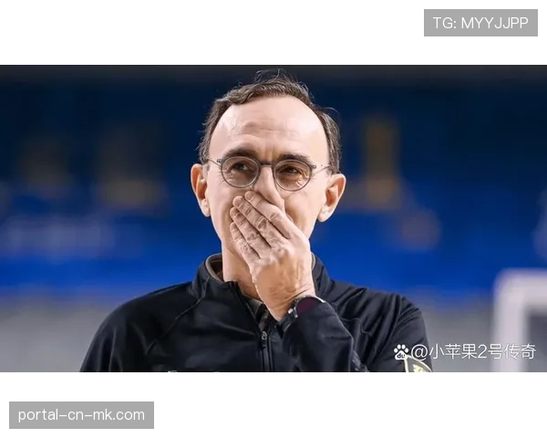 镜头语言：一位教练在球队成功守平后，如释重负地擦拭额头